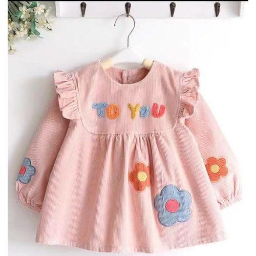 Robe rose avec motif fleuri