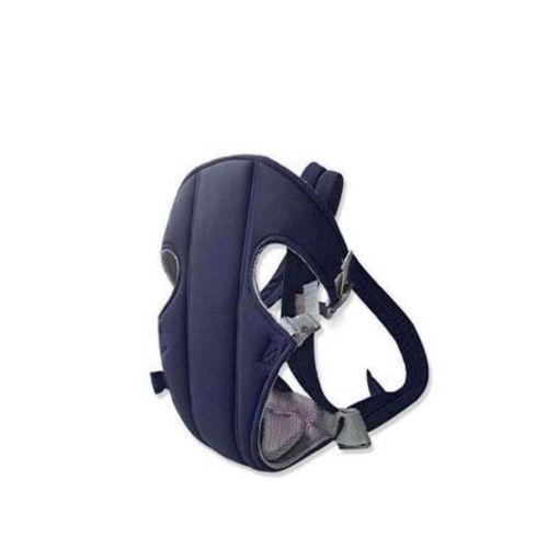 un porte-bébé ou un harnais, souvent utilisé pour porter un nourrisson près du corps. Il dispose de bretelles et de rembourrage pour assurer le confort