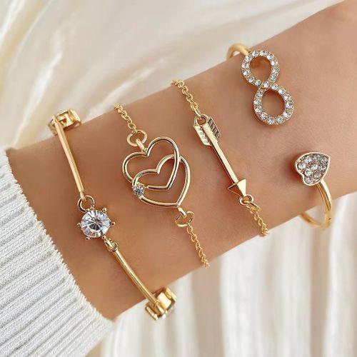 un ensemble de bijoux dorés composé de plusieurs bracelets assortis