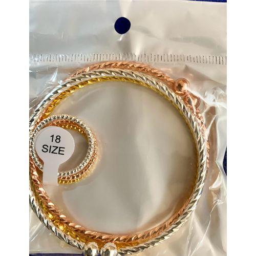 Trois bracelets inoxydables avec des bagues