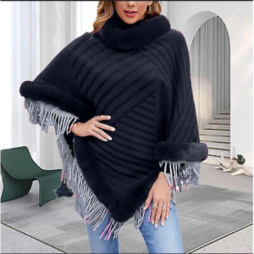 une élégante cape noire avec un col roulé orné de fourrure douce, ainsi que des revers en fourrure aux manches. Le tissu présente des motifs de rayures diagonales, offrant un aspect sophistiqué.